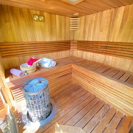 Vacon Var-lak Vendeghaz / Bird Nest Ferienhaus *