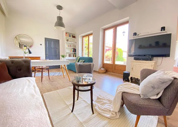 Vacon Var-lak Vendeghaz / Bird Nest